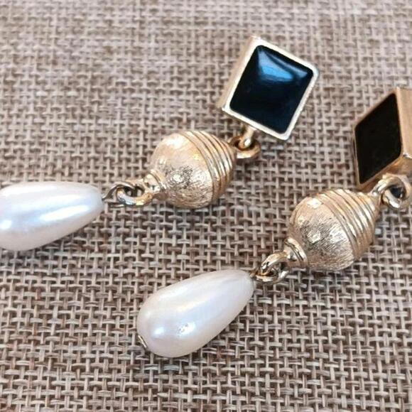 Richelieu Jewelry - Vintage Richelieu Black enamel & Faux Pearl Dangle earrings,2.5"